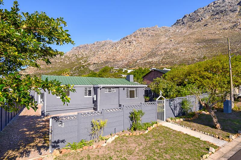 To Let 4 Bedroom Property for Rent in Lakeside Western Cape